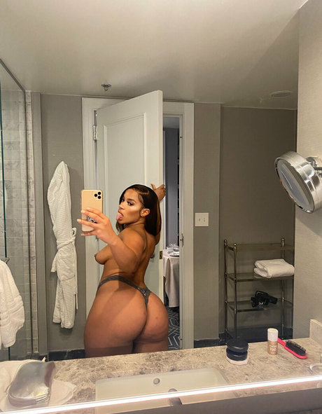 RielleUK アダルトスター 写真