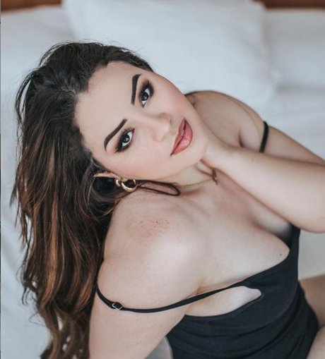 Fabricia Freitas ヌードのポルノスター ギャラリー