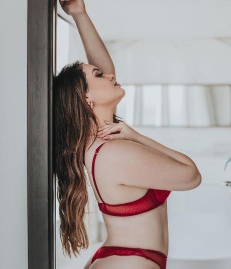 Fabricia Freitas 裸の女優 画像