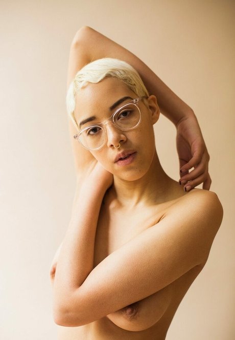 アジア人のタトゥー OnlyFans セクシー裸 写真