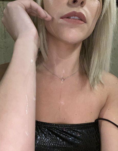 金髪ストリップOnlyFans セクシー 画像