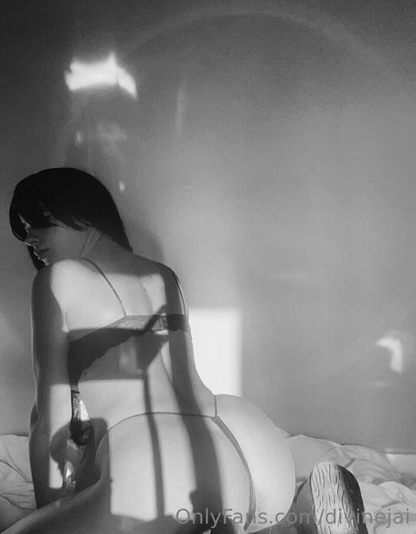 Divine Jai ポルノモデル ギャラリー
