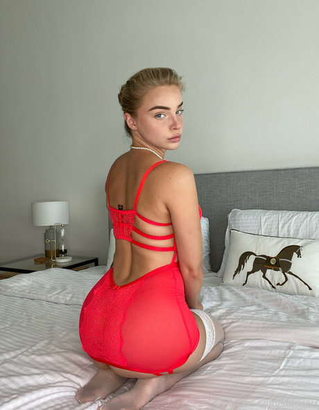 金髪の小柄なOnlyFans HD 画像