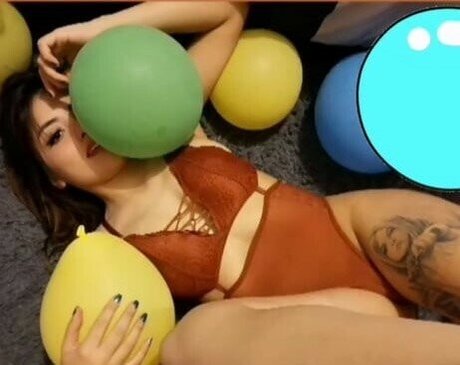 アジア人のタトゥー OnlyFans ヌード 写真