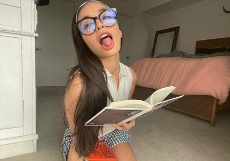 Emily Willis セクシーなスター 写真