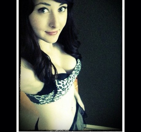 曲線美のティーンズOnlyFans アート裸 画像