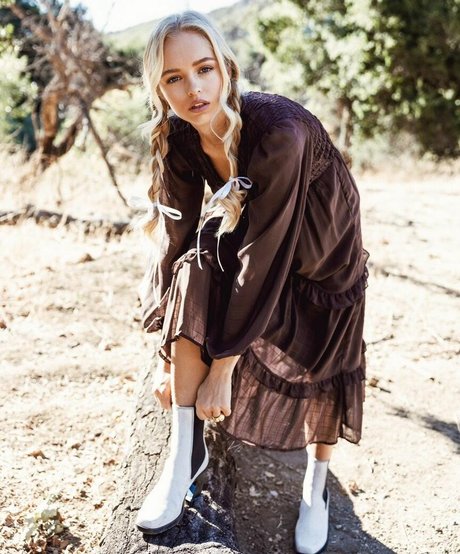 Julia Tychoniewicz アートモデル 写真