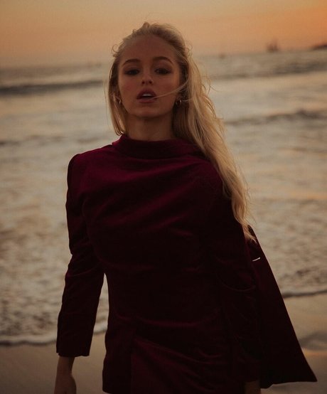 Julia Tychoniewicz スター ヌード 写真