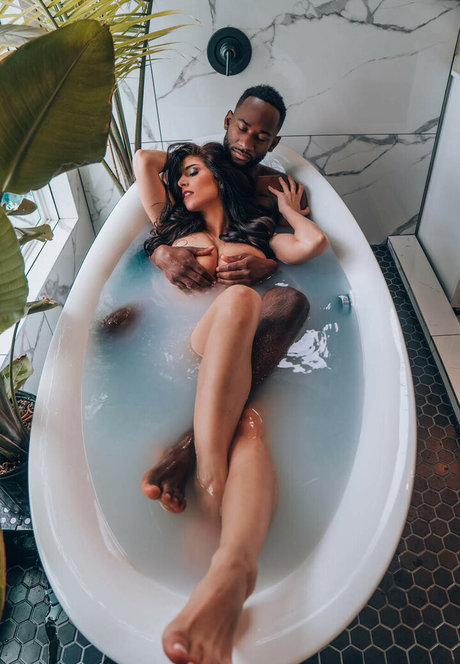 Erika Atomika セクシーモデル 写真