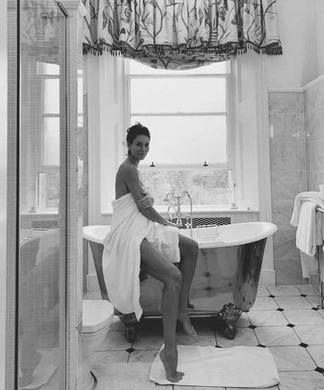 黒髪の熟女OnlyFans ポルノ 画像