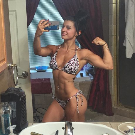 Taylor Vertucci ポルノスター 素敵 ギャラリー