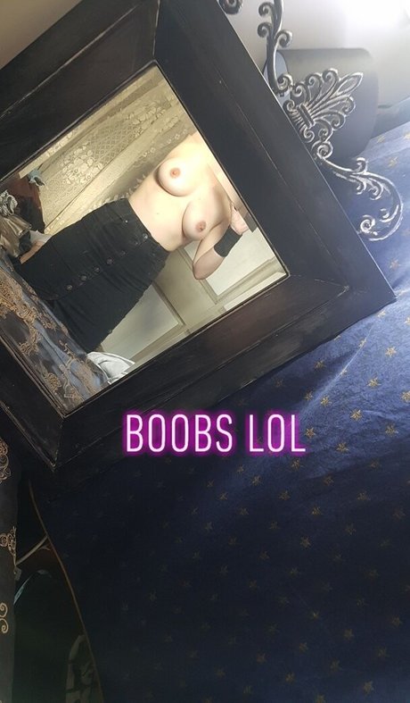 Pixie Holly ホットスター 画像