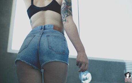 ブルネットの教師OnlyFans 無料ヌード 画像