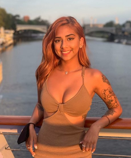 熟女教師OnlyFans エロチック 写真