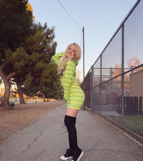 Reina Scully ポルノモデル 写真