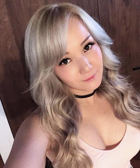 OnlyFansについて話す セクシー裸 写真