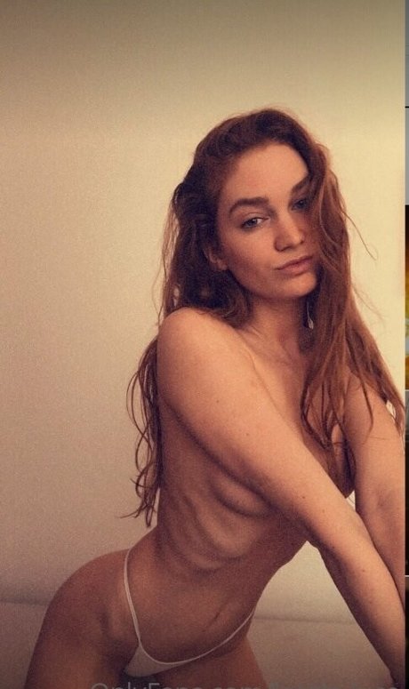 小柄なブロンドの熟女OnlyFans セクシーヌード 画像