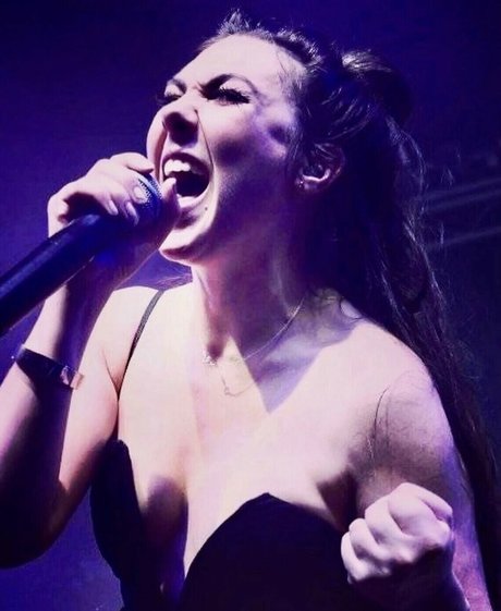 細身の巨乳OnlyFans エロチック 写真