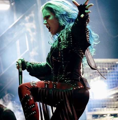 金髪ストリップOnlyFans セクシー裸 画像