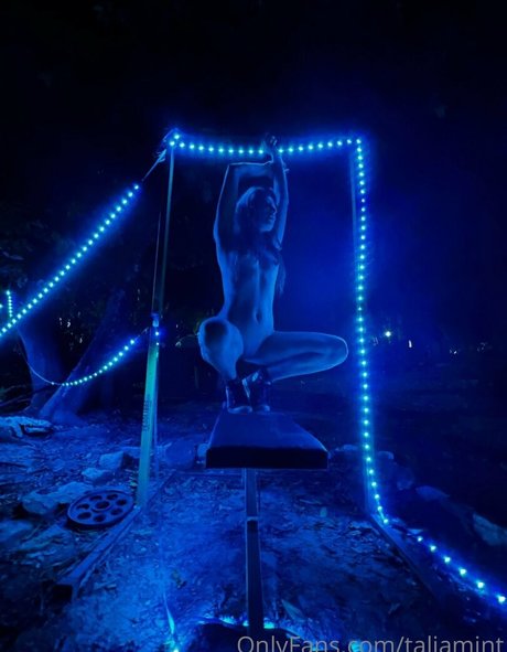 Toy Kat エロティックなモデル 写真