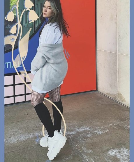 黒髪の熟女OnlyFans アートxxx ギャラリー