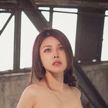 アジア人のタトゥー OnlyFans ポルノ 画像