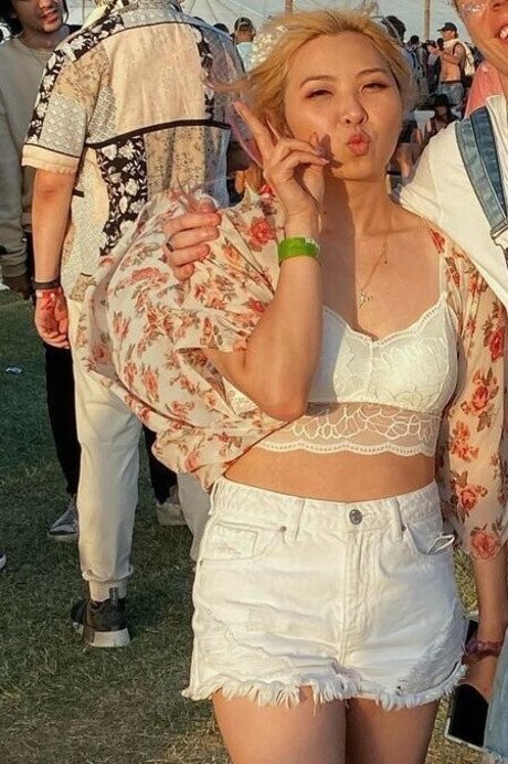 Yvonneflinetv スター ヌード 写真