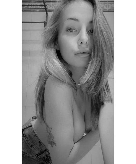 Melu Yoverno セックスモデル 画像