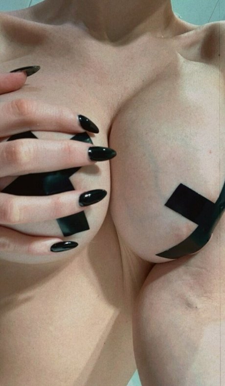 Melu Yoverno 裸の女優 写真