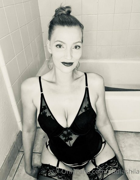 Nadia Shila スター 裸 ギャラリー