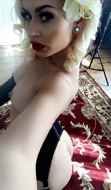 Romanie Smith 裸のスター 写真