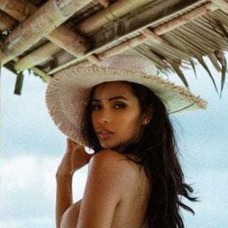 Angela Castellanos アートスター 写真