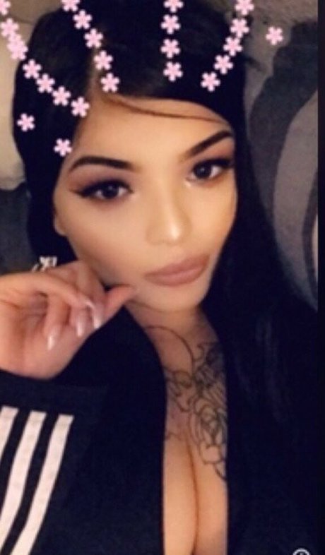 Mimi Latina Amateur セクシーモデル 写真