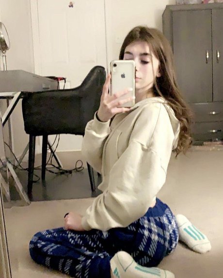 Katie Isnor 可愛いモデル 画像