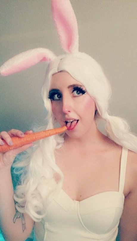 金髪の小柄なOnlyFans ポルノグラフィック 画像