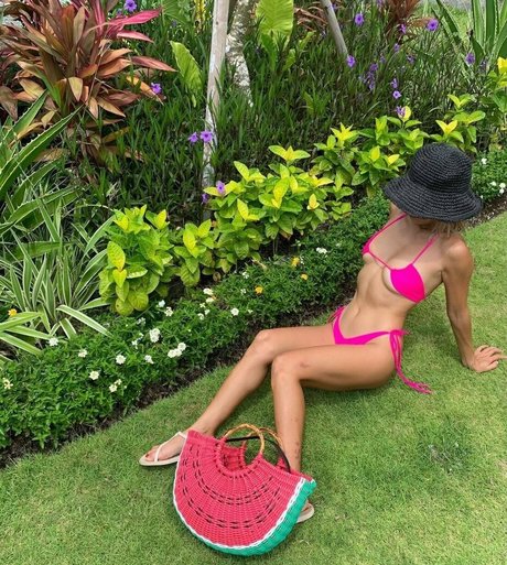 ブルネットの看護師OnlyFans セクシーヌード 写真