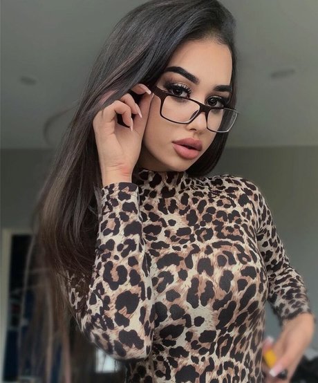 Sophia Adamova 素敵なポルノスター ギャラリー