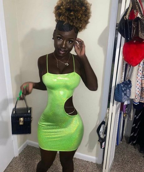 Cyn Kaine ポルノスター 裸 画像