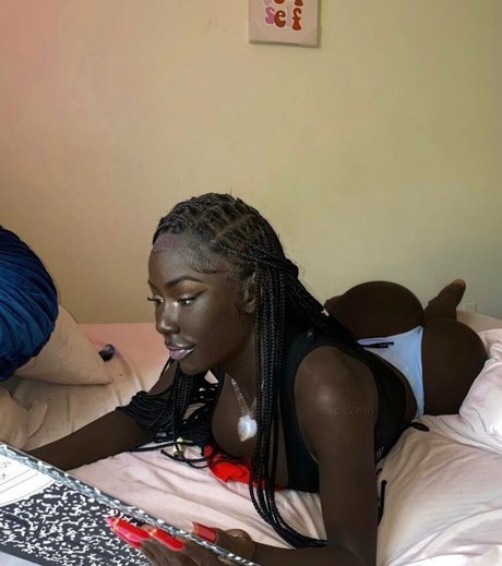 Cyn Kaine アダルト女優 画像