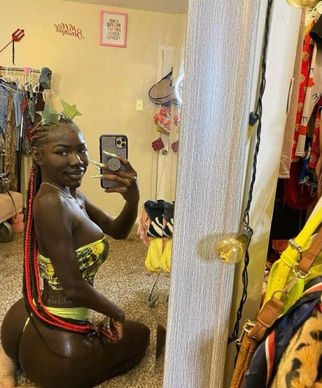 Cyn Kaine 裸の女優 写真