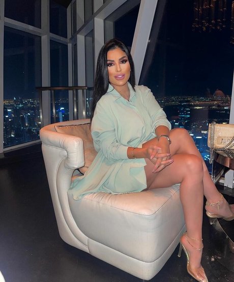 大きなお尻のマンコOnlyFans 可愛い 画像