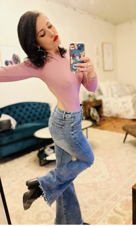 Keanu C Thompson 美しい女優 ギャラリー