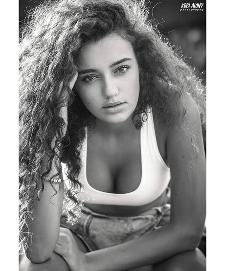 Liraz Nomdar アートモデル アーカイブ