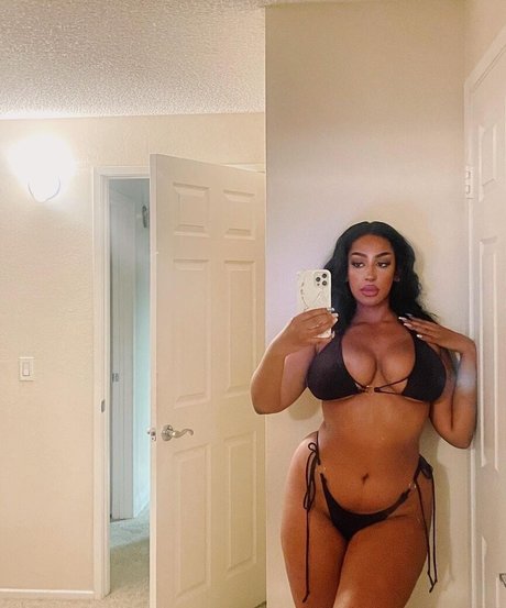 iLLi y 裸モデル 写真