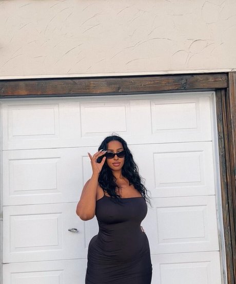 iLLi y スター ヌード 画像