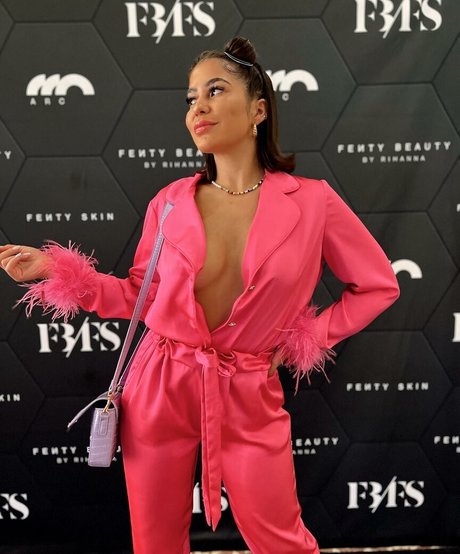 おばあちゃんの巨乳OnlyFans 裸 画像