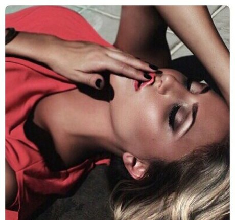 Cassie Scerbo ポルノモデル 画像