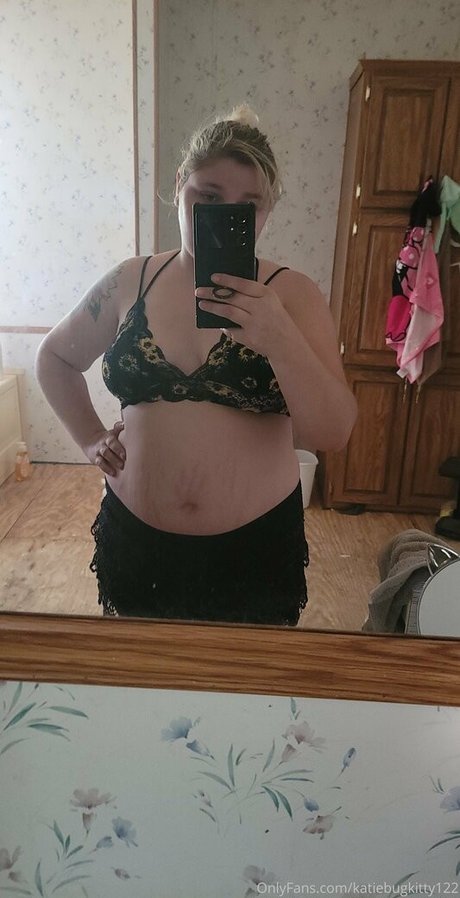 katiebugkitty122 top profile image