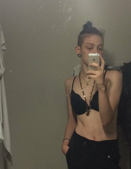 ティーンプッシーOnlyFans セクシー裸 画像