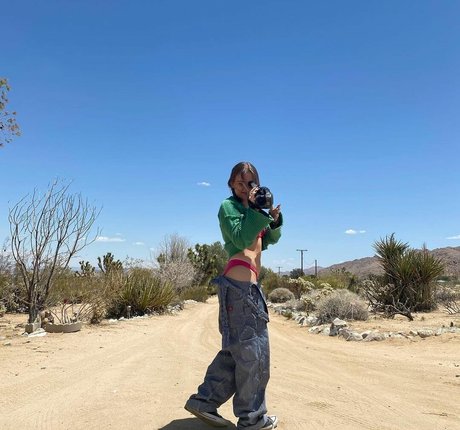 Maisy Stella ヌードスター ギャラリー